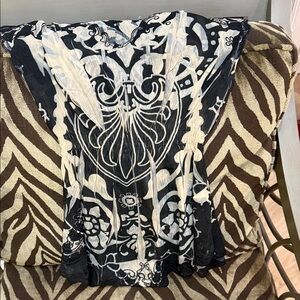 The H sienna rose  Black and White Patterned Blouse. From Tahiti.